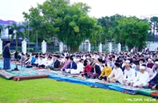 Bupati Musi Banyuasin, HM Toha Tohe memberikan sambutan pada kegiatan Sholat Hari Raya Idul Fitri 1447 H, di Halaman Pendopoan Griya Bumi Serasan Sekate, Sabtu pagi. (toyipa)