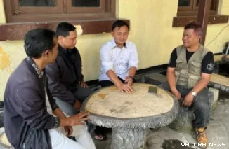 Kasat Reskrim, AKP Dwi Angga Prasetyo dialog ringan dengan Ketua PJS Bukittinggi, Hamriadi dan jajaran pengurus, di Mapolresta, Senin. Topic yang dibahas salah satunya tentang maraknya penipuan online dengan berbagai modus operandi.