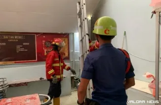 Personil Damkar Padang saat melakukan pemadaman di Kantin SMAN 10 Padang. (Dok. Damkar Padang)