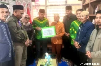 Ketua SI Bukittinggi, H Rismaidi Tuanku Bagindo saat mengantarkan donasi sebesar Rp10 juta ke kampus Aqabah di Tarok Dipo, Jumat. (hamriadi)