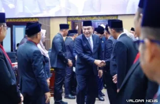 Bupati Muba, HM Toha Tohet salami anggota DPRD saat memasuki ruang rapat paripurna dengan agenda penyampaian hasil pembahasan Pansus LKPj Sekaligus pengambilan keputusan, Senin. (toyipa)