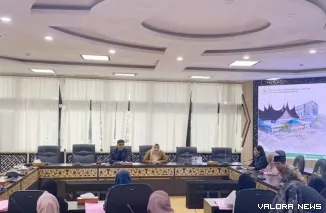 Anggota Komisi IV DPRD Provinsi Sumatera Barat Gino Irwan menerima audiensi Perhimpunan Bantuan Hukum dan Hak Asasi Manusia Indonesia Sumbar terkait polemik tambang batu andesit di Kabupaten Padang Pariaman pada Senin di Padang.