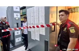 Tim Penyidik Kejaksaan Negeri Pessel, menggeledah Kantor Inspektorat setempat, Rabu 11 Maret 2026, siang. Terlihat penyidik membentangkan "jaksa line", di salah satu ruangan. FOTO: Dok Humas Kejari Pessel