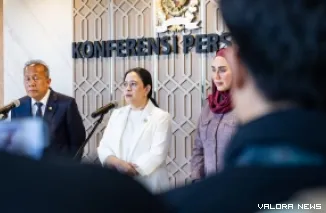 Ketua DPR RI, Puan Maharani didampingi para wakil ketua, memberikan keterangan pers usai Rapat Paripurna Masa Persidangan IV Tahun Sidang 2025-2026 DPR RI, di Kompleks Parlemen, Senayan, Jakarta, Selasa. (humas)