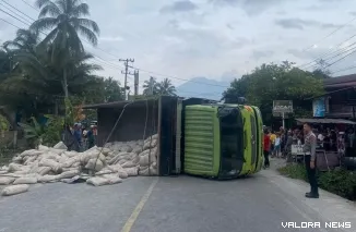 Kecelakaan dump truk rem blong di Tugu Rang Bagak Nagari Cupak Kecamatan Gunung Talang Kabupaten Solok Kamis sore menyebabkan jalur Padang Solok  sempat lumpuh total. (Dok. Ist)