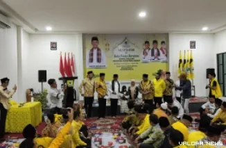 Ketua DPD Partai Golkar Sumbar Khairunnas Menyerahkan Santunan Kepada Anak Yatim, Saat Menggelar Silaturahmi dan Buka Puasa Bersama Pengurus dan Kader Partai Golkar Sumbar, Selasa (3/3/2026)
