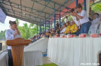 Gubernur Sumbar, Mahyeldi mengapresiasi Bupati dan Wakil Bupati Padang Pariaman yang sukses menggelar event Pacu Kuda di Lapangan Duku Banyak Balah Aia, Kecamatan VII Koto Sungai Sariak, Sabtu. (humas)