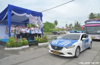 Gubernur Sumatera Barat Mahyeldi Ansharullah melepas keberangkatan peserta program balik gratis tahun 2026 tujuan Jakarta di Terminal Tipe A Anak Air Kota Padang.