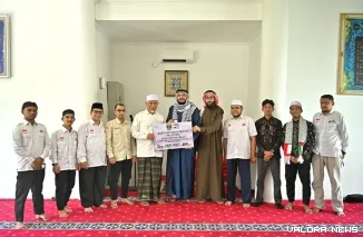 Gubernur Sumatera Barat, Mahyeldi Ansharullah, secara simbolis menyerahkan bantuan kemanusiaan dari pemerintah dan masyarakat Sumbar untuk rakyat Palestina senilai Rp385.985.400 di Surau Ansharullah, Kompleks Istana Gubernuran, Padang, Rabu.