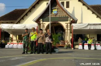 Kapolresta Bukittinggi, Kombes Pol Ruly Indra Wijayanto bersama Wawako dan Dandim Agam, foto bersama usai Apel Gelar Pasukan Operasi Ketupat 2026, Kamis sore. (hamriadi)