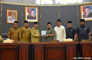Wakil Wali Kota Padang Maigus Nasir Menyerahkan LKPJ Tahun 2025 Kepada Ketua DPRD Padang Muharlion, Pada Rapat Paripurna, Senin (9/3/2026)