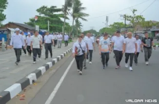 Gubernur Sumatera Barat, Mahyeldi bersama pimpinan OPD menyusuri kawasan Pantai Padang pada kegiatan jalan pagi bersama, Ahad. (humas)