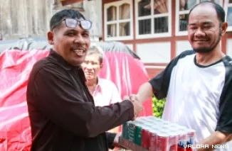 Pemimpin Gereja GPIN Sekayu Pdt Marcel B Weleurat berbagi paket lebaran dengan warga di RT 05, 06, dan 07, Kelurahan Kayu Ara, Kecamatan Sekayu, Rabu. (toyipa)