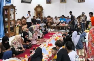 Wakil Ketua DPRD Padang, Jupri memberikan sambutan pada kegiatan buka bersama yang digelar di kediaman pribadinya, Sabtu. (humas)