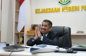 Koswara, Kajari Padang berhasil raih gelar Doktor dalam Sidang Doktor Unissula Semarang secara virtual dari ruang kerjanya.