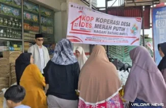 Ketua KDMP Nagari Batang Barus, Muhammad Zaki memberikan sambutan pada pembukaan bazar sembako murah yang digelar selama dua hari, 19-20 Maret 2026, di Jorong Kayu Jao, Kamis. (humas)