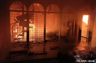 Si jago merah mengamuk dan menghanguskan satu unit rumah hunian di kawasan Perumnas Siteba, Jalan 50 Kota I, Kelurahan Surau Gadang, Kecamatan Nanggalo, Kota Padang pada Senin malam.