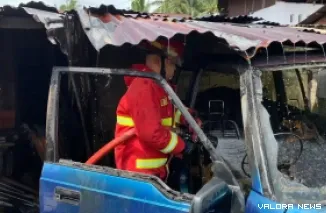 Kebakaran mobil di Jalan Ampang Karang Ganting Kelurahan Ampang Kecamatan Kuranji Kota Padang Kamis siang merembet ke dapur rumah warga dengan kerugian mencapai Rp200 juta. (Dok. Damkar Padang)