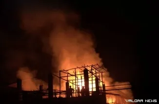 Kebakaran melanda sebuah bangunan ruko lantai dua di Jorong Biaro, Nagari Biaro Gadang, Kecamatan Ampek Angkek, Kabupaten Agam, Kamis dini hari.