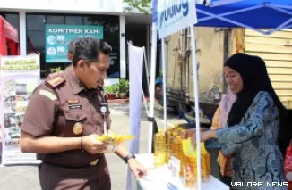 Kajari Bukittinggi, Djamaluddin meninjau stand Bulog yang berpartisipasi pada kegiatan pasar murah dan bazar UMKM, di halaman kantor Kejari Bukittinggi, Kamis.