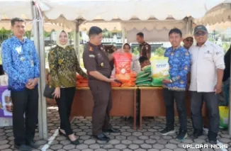 Kajari Solok Selatan M Dahnir di dampingi Camat Pauah Duo Aig Wadenko saat Kejaksaan menggelar pasa murah