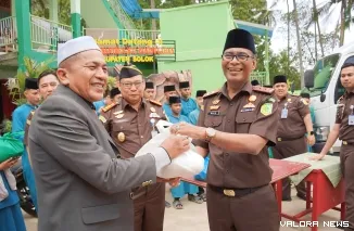 Kejati Sumbar salurkan 1.040 paket sembako di 10 titik wilayah Sumatera Barat dalam program Berbagi Rasa Untuk Sesama Ramadhan 2026. (Dok. Penkum Kejati Sumbar)