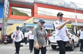 Wali Kota Sawahlunto Riyanda Putra damping Kasubdit Wilayah I Direktorat Pengembangan Kawasan Strategis Ditjen Cipta Karya Kementerian PU, Kusumawardhani serta jajaran, meninjau sejumlah titik revitalisasi kawasan Kota Tua di Sawahlunto, Sabtu. (hendra id