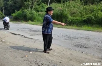 Anggota DPR RI, Shadiq Pasadigoe, melakukan peninjauan langsung ke sejumlah ruas jalan provinsi dan jalan nasional di wilayah Kabupaten Tanah Datar, Sumatra Barat pasca-Hari Raya Idul Fitri 1447 Hijriah. (humas)