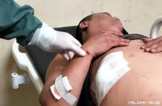 Korban penusukan di rumah kontrakan yang berada di Blok C RT 05 Ophir Tengah Nagari Ophir, Kecamatan Luhak Nan Duo pada Sabtu (21/3/2026) sekitar pukul 23.30 WIB saat jalani perawatan. (robi irwan)