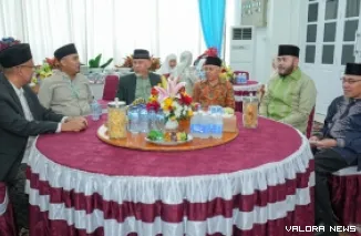 Gubernur Sumbar, Mahyeldi didampingi Vasko Ruseimy (Wagub), Arry Yuswandi (Sekdaprov) dan Nurfirmanwansyah (anggota DPRD Sumbar) menerima kunjungan silaturahmi Wako Padang, Fadly Amran dan Maigus Nasir (Wawako) di gubernuran, Sabtu siang. (humas)