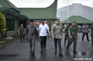 Gubernur Sumbar, Mahyeldi damping Komisi I DPR RI yang melakukan kunjungan kerja ke Markas Kodam XX Tuanku Imam Bonjol di Padang, Jumat. Terungkap soal tanggap darurat bencana yang kaku. (humas)
