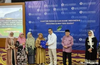 Kepala Perwakilan BI Sumbar M. Abdul Majid Ikram Menyerahkan Bibit Capai Kepada Perwakilan Majelis Taklim, Disaksikan Wakil Wali Kota Padang Maigus Nasir, Saat Peluncuran Program Urban Farming, Jumat (13/3/2026)
