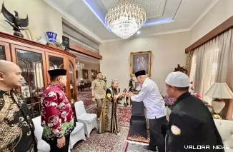Gubernur Sumatera Barat Mahyeldi Ansharullah melakukan takziah ke rumah duka Jenderal TNI (Purn) Try Sutrisno di Jalan Purwakarta, Menteng, Jakarta Pusat, Minggu.