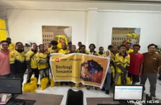 Mitra Pengemudi Maxim foto bersama usai menerima hampers lebaran. (humas)