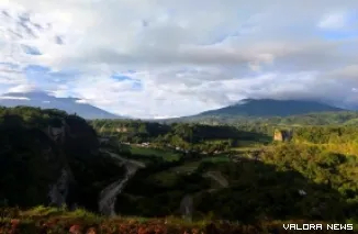 Gunung Marapi dan Gunung Singgalang dijepret dari objek wisata Tabiang Barasok, Kota Bukittinggi. (mangindo kayo)