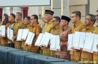 Gubernur Sumbar, Mahyeldi bersama Menteri Hukum, Supratman Andi Agtas foto bersama dengan kepala daerah usai meresmikan 1.265 Posbankum desa/kelurahan dan nagari se-Sumbar di auditorium gubernuran, Senin. (humas)