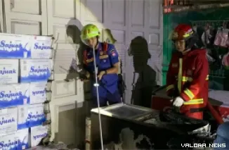 Petugas Damkar memadamkan api di minimarket yang terbakar beralamat di Jalan Gajah Mada, Kelurahan Kampung Olo, Kecamatan Nanggalo, Kota Padang.