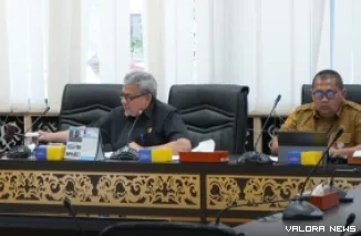 Ketua DPRD Sumbar, Muhidi didampingi Sekretaris DPRD Sumbar, Maifrizon pimpin rapat Bamus dengan agenda penjadwalan agenda kegiatan Masa Sidang II Tahun 2025/2026 di Ruang Khusus I Kantor DPRD Sumbar, Senin. (humas)