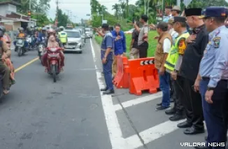 Gubernur Sumbar, Mahyeldi bersama Kapolda Sumbar Irjen Pol. Gatot Tri Suryanta dan jajaran, saat peresmian sistem satu arah (one way) selama libur lebaran, di Simpang Manunggal Sicincin, Kabupaten Padang Pariaman, Kamis. (humas)