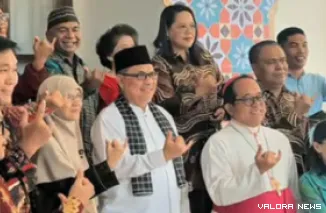 Ketua DPRD Sumbar, Muhidi foto bersama dengan pemuka lintas agama pada kegiatan open house lebaran Idul Fitri 1447 H/2026 M di rumah dinas pimpinan dewan, Ahad. (humas)