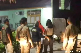 Satpol PP Kota Padang turut mengamankan tiga wanita dari lokasi pengawasan yang kemudian dibawa ke Markas Komando untuk menjalani pendataan dan pembinaan.