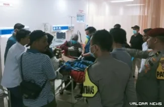 Polisi Polsek Barangin membawa jenazah Pak De Sukimin ke RSUD Sawahlunto, untuk dilakukan visum, Rabu malam. (hendra idris)