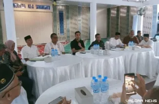 Wali Kota Sawahlunto, Riyanda Putra menggelar jumpa pers dengan awak media terkait kesiapan pemerintah Kota Sawahlunto menyambut lebaran tahun ini yang berlangsung di Balairong Rumah Dinas Walikota Sawahlunto Mudik Air, Kamis. (humas)