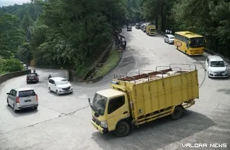 Ilustrasi truk angkutan barang melintas di Sitinjau Lauik. (Dok. Ist)