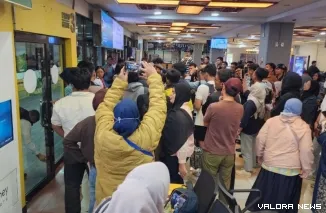 Penerbangan IU 905 rute Padang menuju Jakarta mengalami keterlambatan hingga semalaman pada Minggu akibat kendala operasional kru.