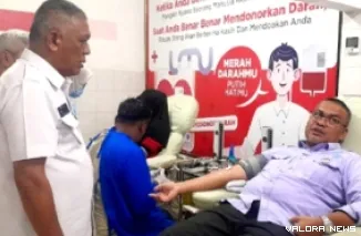 Ketua PMI Bukittinggi, H Chairunnas memantau pelaksanaan pengambilan donor darah oleh relawan. (hamriadi)