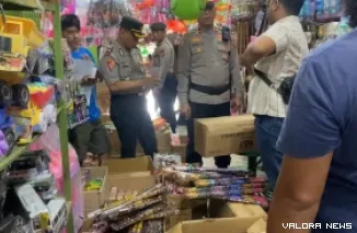 Razia petasan Pasar Raya Padang.