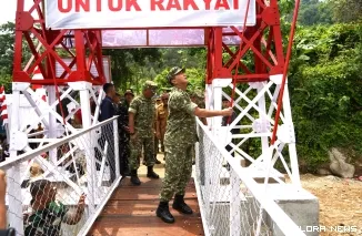 Pangdam I/Bukit Barisan Mayjen TNI Arief Gajah Mada Meninjau Jembatan Gantung Garuda Merah Putih di Kampung Guo RT 01/RW 06, Kelurahan Kuranji, Kecamatan Kuranji, Kota Padang, Senin (9/3/2026)