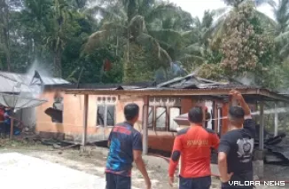 Kebakaran rumah buruh tani di Korong Toko Duku Nagari Bisati Kecamatan VII Koto Sungai Sarik Padang Pariaman akibat korsleting listrik. (Dok. Ist)