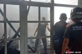 Damkar Limapuluh Kota padamkan kebakaran rumah gadang dan rumah  di Tanjung Munti Nagari Sungai Beringin Kecamatan Payakumbuh Kabupaten Limapuluh Kota